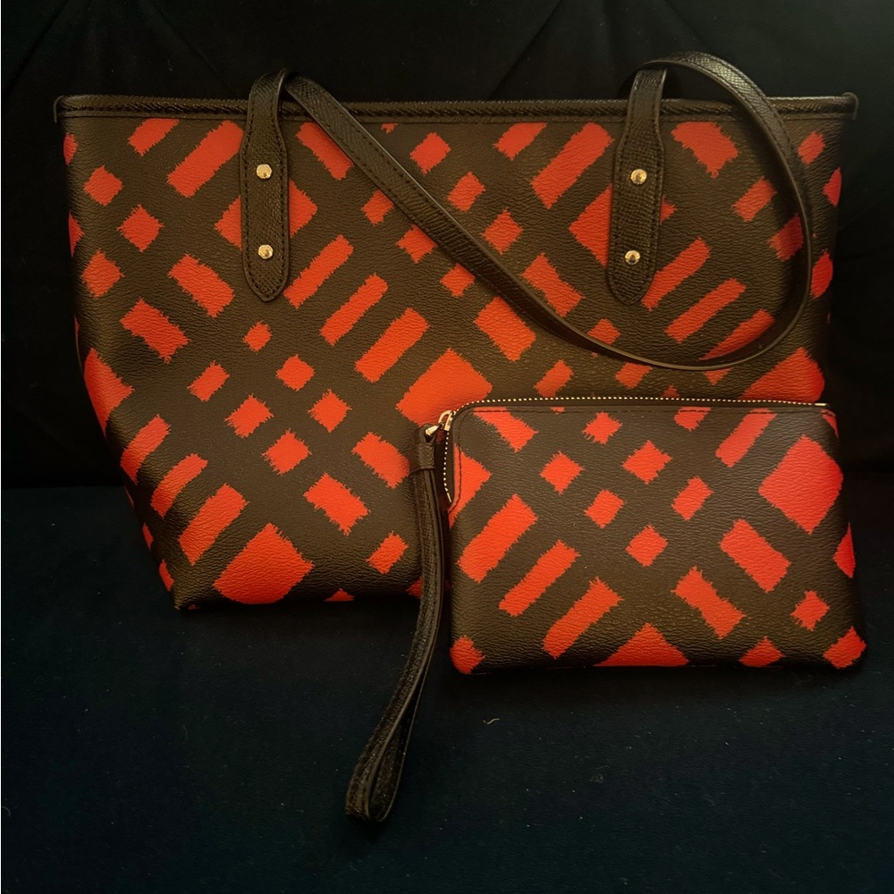 Coach set purse and wristlet set. Like new used a few times. ❤️